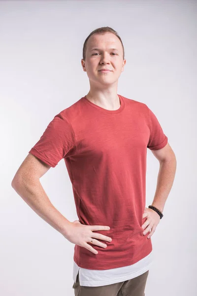 Elegante joven apuesto hombre. Estudio retrato de moda. Fondo blanco. — Foto de Stock