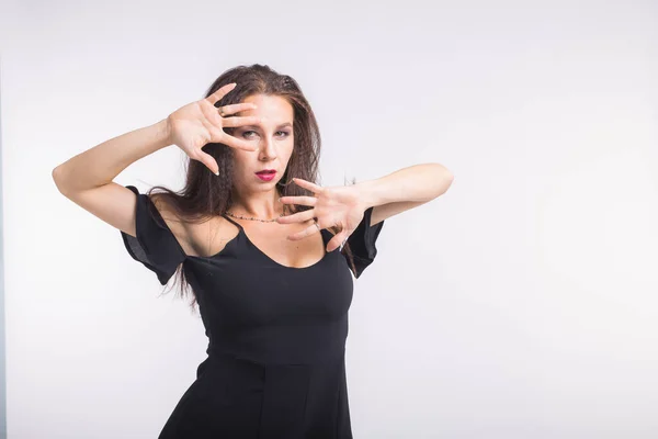 Danza latina, danza de striptease, concepto de dama contemporánea y bachata: improvisación de danza femenina y movimiento de su cabello largo sobre un fondo blanco . — Foto de Stock