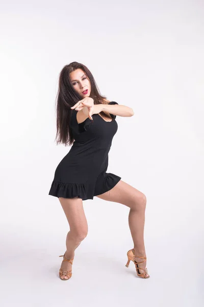 Danza latina, danza de striptease, concepto de dama contemporánea y bachata: improvisación de danza femenina y movimiento de su cabello largo sobre un fondo blanco . — Foto de Stock