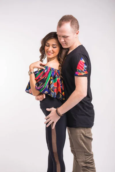 Legrační pár tančí společenský tanec. Kizomba nebo bachata nebo semba nebo taraxie, na bílém pozadí. Koncept společenského tance. — Stock fotografie