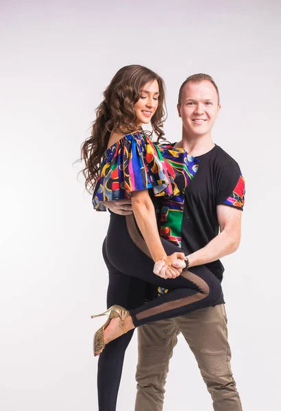 Casal engraçado dançando dança social. Kizomba ou bachata ou semba ou taraxia, sobre fundo branco. Conceito de dança social . — Fotografia de Stock