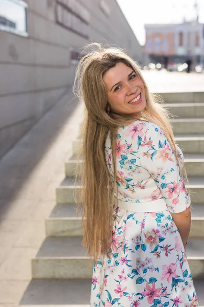 Portrét krásné mladé kavkazské blondýny veselá dívka venku. Letní a prázdninový koncept. — Stock fotografie