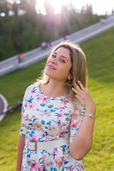 Retrato de feliz alegre sonriente joven hermosa rubia al aire libre. Concepto de verano y personas . — Foto de Stock