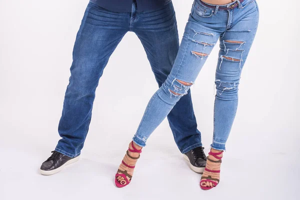 Casal a dançar música latina. Bachata, merengue, salsa e kizomba. Close-up de pernas elegância pose na sala branca . — Fotografia de Stock