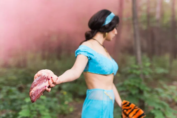 Γυναίκα καλεί σταματήσει να τρώει κρέας. Η χορτοφαγική εκστρατεία κατά των ζώων. Οικολογική συμπεριφορά. Προστατέψτε τα ζώα. — Φωτογραφία Αρχείου