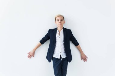 Ergenlik depresyonu ve ergenlik dönemi konsepti - Üzgün ergen portresi beyaz arka plana yakın.