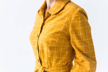 Giysi, tasarımcı ve terzi konsepti - beyaz arka planda sarı elbisenin üst kısmı.