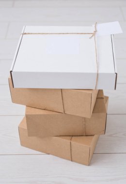 Online mağazadan reklam için bir sürü kutu getirildi. İnternet alışverişi ve dağıtım kavramı.