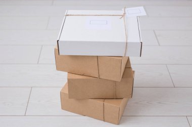 Online mağazadan reklam için bir sürü kutu getirildi. İnternet alışverişi ve dağıtım kavramı.