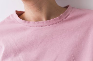 Uyumak için sıcak pembe takım. Yumuşak pamuklu tişört. Sağlıklı uyku için rahat kıyafetler. Pijama konsepti.