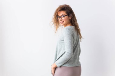 Sıcak giysi takımı. Yumuşak pamuklu hırka. Sağlıklı uyku için rahat kıyafetler. Fotokopi alanı olan beyaz arkaplanda pijama kavramı.