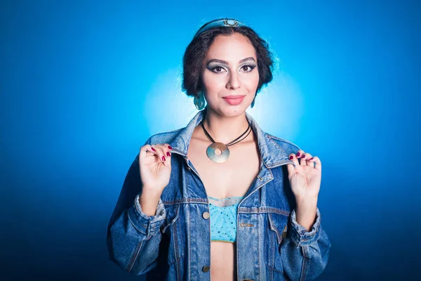 Portrait de jeune femme à l'image d'une princesse de la fée orientale en vêtements modernes. Concept carnaval et halloween . — Photo