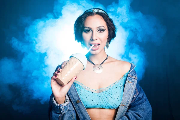 Varázslat, cosplay, karnevál és mese koncepció - portré egy fiatal nő a kép egy keleti tündér hercegnő tartja shaker kék háttér. — Stock Fotó
