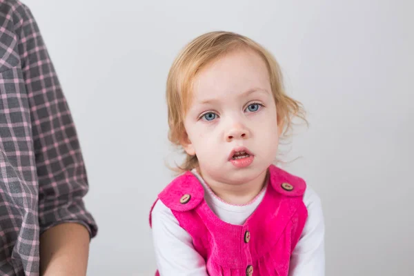 Crianças e conceito de infância - Menina bonito, uma criança em um vestido rosa . — Fotografia de Stock