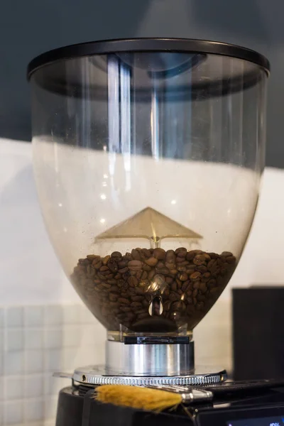 コーヒーショップでコーヒーマシン。ドリンクとコーヒーハウスのコンセプト. — ストック写真