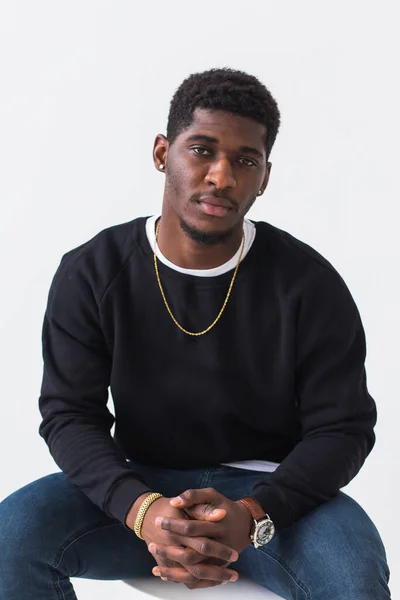 Knappe Afro-Amerikaanse man die poseert in een zwarte sweater op een witte achtergrond. Jeugd straat mode foto met afro kapsel. — Stockfoto