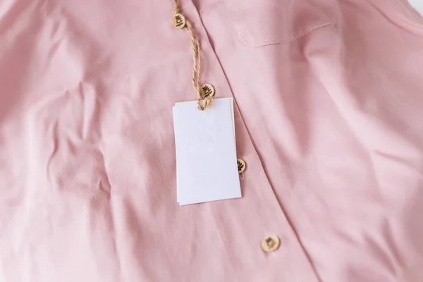 Close-up blanco label op roze shirt. Begrepen, ruimte. ruimte voor reclame. — Stockfoto