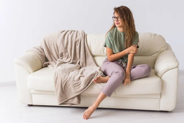 Coronavirus, Covid-19, quarantaine, isolement, monde pandémique de coronavirus. Reste à la maison. Femme ennuyée passer du temps assis sur le canapé à la maison . — Photo