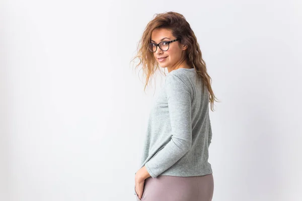 Warme kit huiskleding. Zacht katoenen vest. Comfortabele kleding voor een gezonde nachtrust. pyjama concept op witte achtergrond met kopieerruimte. — Stockfoto