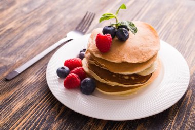 Taze yaban mersini ve ahududulu leziz krepler..