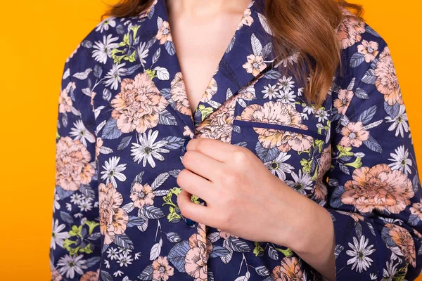 Detalhe de close-up e textura de tecido de um pijama. Home wear, sleepwear, compras e conceito de venda . — Fotografia de Stock