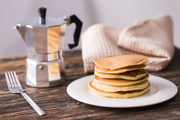 Hausgemachte amerikanische Pfannkuchen. Gesundes Frühstück am Morgen. Rustikaler Stil — Stockfoto