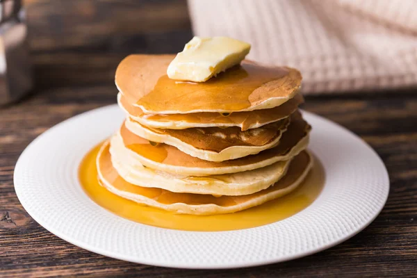 Goldene Pfannkuchen mit Butter und warmem Ahornsirup. — Stockfoto