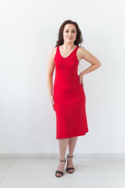 Beyaz bir odada poz veren bir kız. Moda tarzı stüdyo portresi. Zarif, zarif bir kadın..