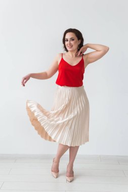 Beyaz stüdyoda zarif saç stili olan esmer bir kadının moda çekimine yakın çekim. Moda biçimi kavramı.