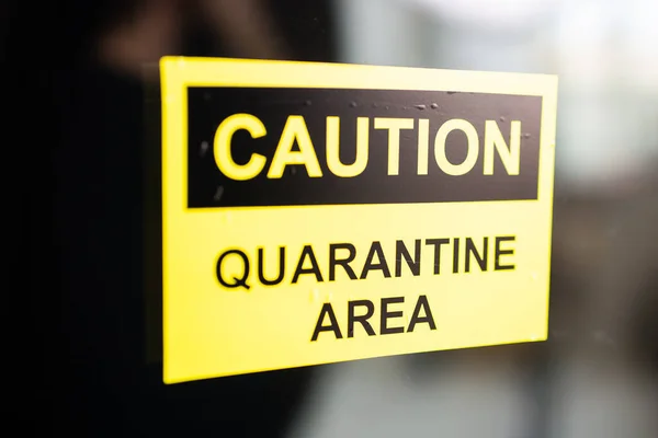 Figyelmeztetés a járványos karanténról. Coronavirus járvány tört ki. Biológiai veszély. Sárga tábla az ajtón.. — Stock Fotó