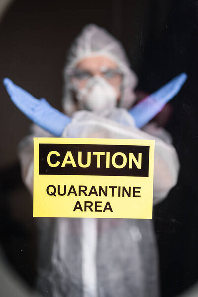 Человек в защитном костюме и в защитной медицинской маске показывает стоп-жест. Эпидемиолог показывает жест нет. Остановить коронавирус или ковид-19 и пандемию. Сиди дома. Карантинная концепция
.