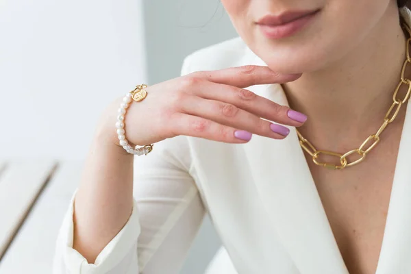 Close-up de mulher bonita usando colar e a pulseira de pérolas. Acessórios, jóias e conceito de bijouterie . — Fotografia de Stock