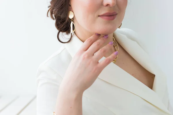 목걸이와 진주 팔찌를 착용 한 아름다운 여성의 근접 사진. 액세서리 , 보석 및 제이 테리 개념. — 스톡 사진