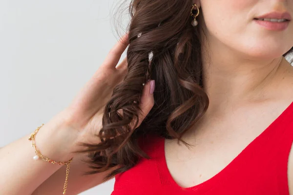 Close-up retrato de bela jovem com penteado elegante e jóias de luxo e bijouterie . — Fotografia de Stock