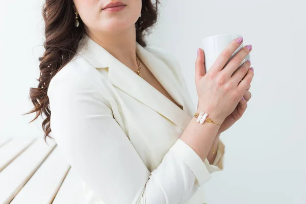 紧紧地握住美丽的女性的手，手里拿着一大杯白咖啡. — 图库照片