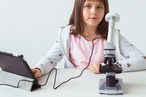 Niña en clase de ciencias usando microscopio digital. Tecnologías, niños y concepto de aprendizaje . —  Fotos de Stock