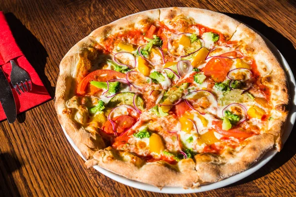 Горячая свежая вегетарианская пицца на столе. Итальянская кухня . — стоковое фото
