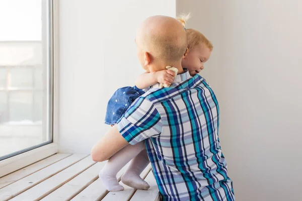 Babası ve neşeli küçük kızı. Bekar bir ebeveyn. Babalık, babalar günü ve aile kavramı.
