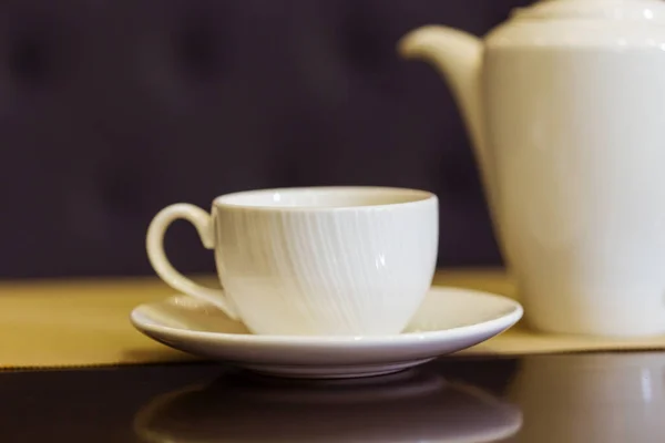 Xícara de chá e panela de chá na mesa. Café da manhã e chá cinco OClock. Hora do chá . — Fotografia de Stock