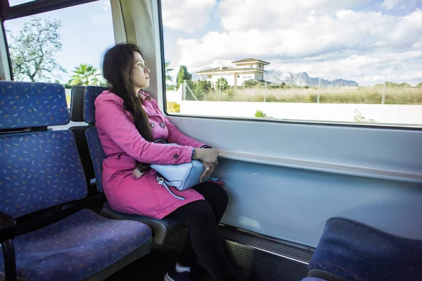 Молода жінка подорожує поїздом. Концепція подорожей, транспорту та відпусток . — стокове фото