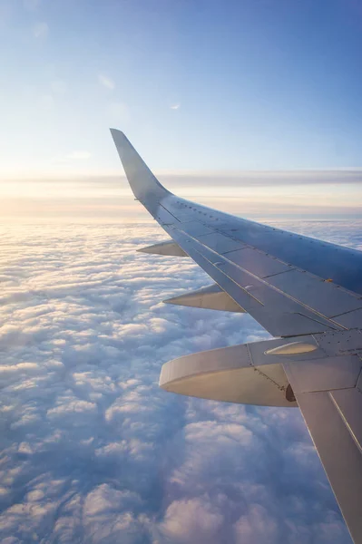 Avions passagers, ciel bleu et nuages. Concept de voyage . — Photo
