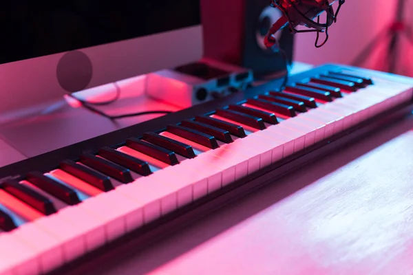 Synthesizer Keyboard Digital Recording, Heimmusik Plattenstudio-Konzept. Freizeit- und Hobbykonzept. — Stockfoto