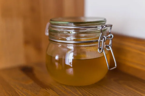 Βάζο με μέλι στο ράφι στο σπίτι. Γλυκό και επιδόρπιο έννοια. — Φωτογραφία Αρχείου