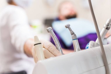 Stomatoloji kliniğinde diş aletleri. Diş sağlığı ve diş sağlığı kavramı.