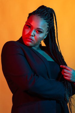 Kendine güvenen güzel bir Afro-Amerikan kadının portresi, yakın plan..