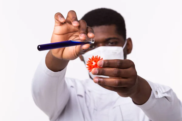 Ιατρός ή εργαστηριακός σωλήνας που συγκρατεί το εμβόλιο του Coronavirus για το COVID-19. Μοντέλο του Coronavirus σε ανθρώπινο χέρι. Έννοια ανάπτυξης εμβολίου. — Φωτογραφία Αρχείου