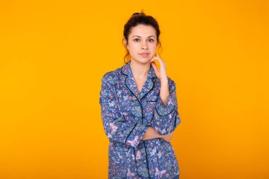 Şirin ve neşeli kadın stüdyo hayatı sarı arka plan duyguları.