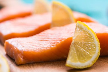 Ahşap kesme tahtasında lezzetli somon bifteği, yakın plan..