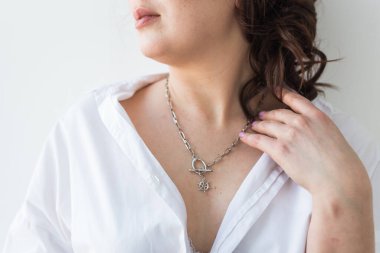 Mücevher, bijouterie ve aksesuar takan kadınların yakın çekimi..