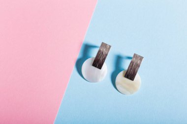Mükemmel aksesuarlar. Moda mücevher seti. Moda mücevherleri ve bijouterie. Üst görünüm.